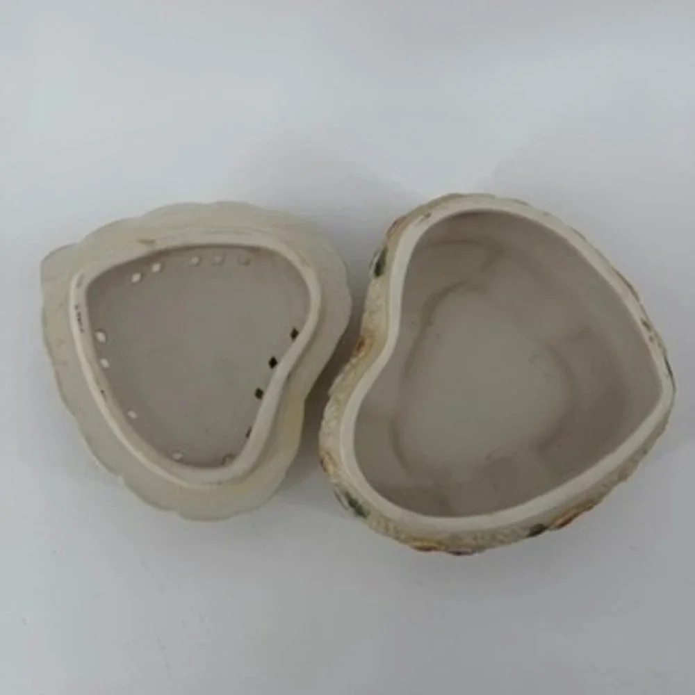 Vintage Style Heart Shaped Ceramic Floral Trinket Box Lattice Lid Gold Trim
